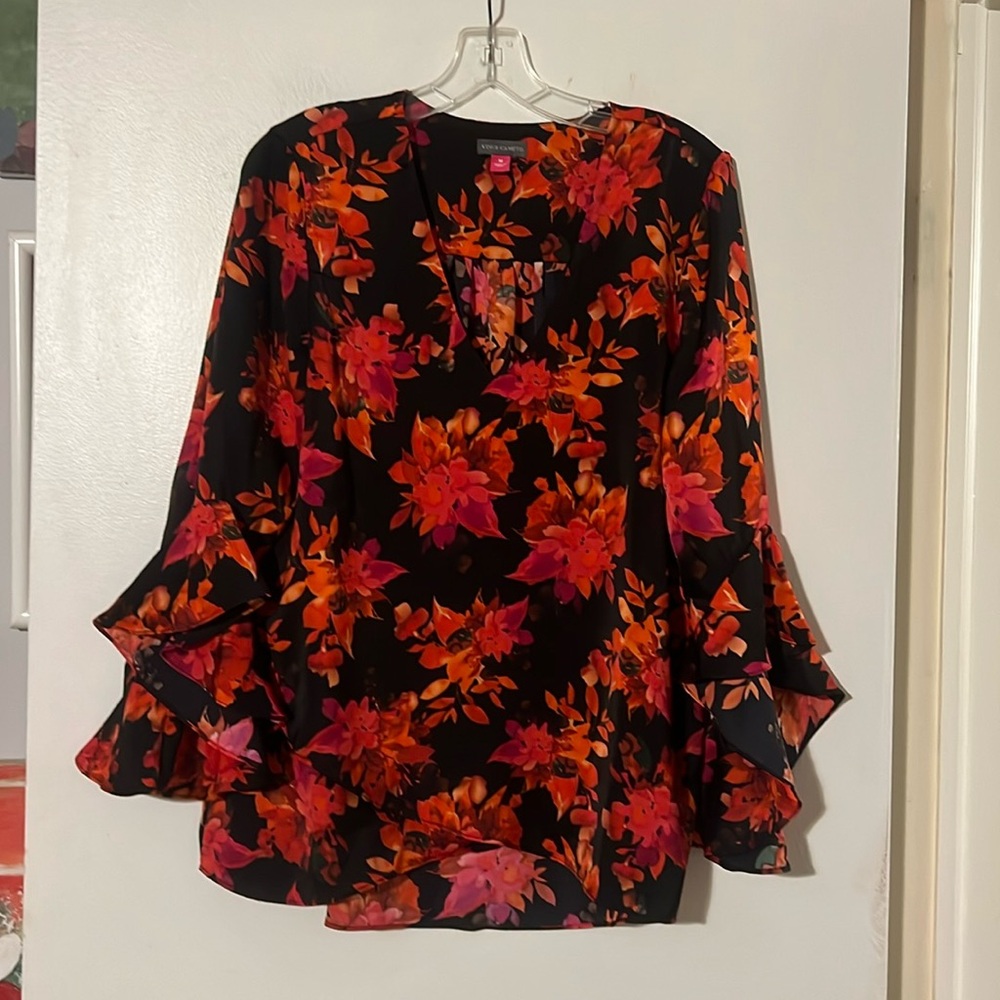 Vince Camuto gorgeous satin blouse w/vee neck ruffle sleeve